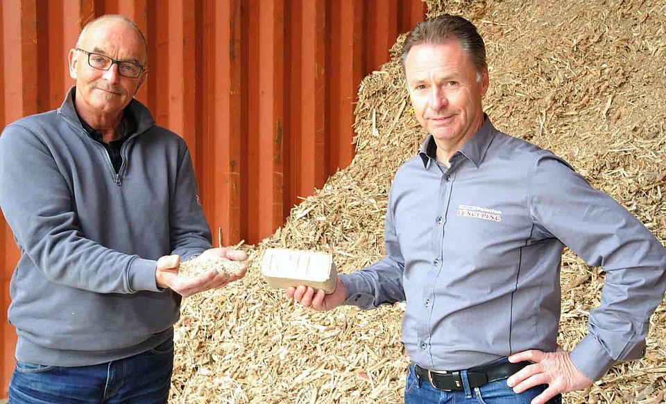 Heribert Füngeling (r.) and Ralf Lorbach, technical consultant at RUF. "The most powerful RUF systems handle more than one ton of wood chips per hour," explains Ralf Lorbach. 