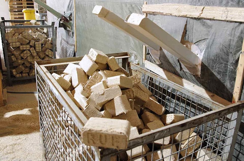 The briquettes are transported in pallet cages via two outlet rails per press and then packed. 